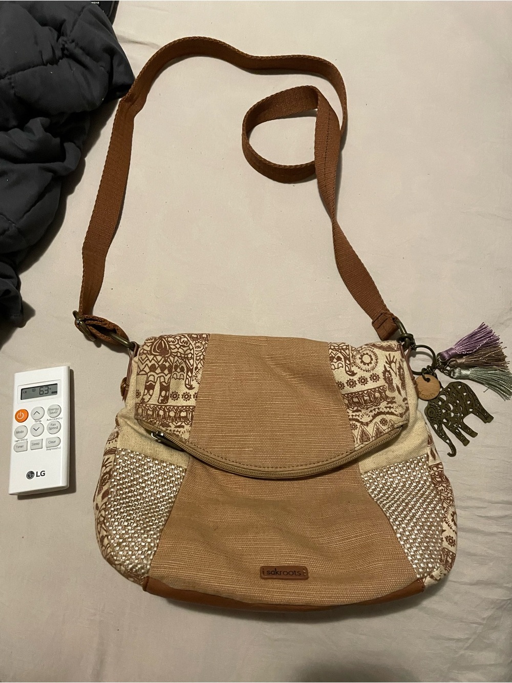 Sakroots Women’s Crossbody Shoulder Bag in Tan and Cream